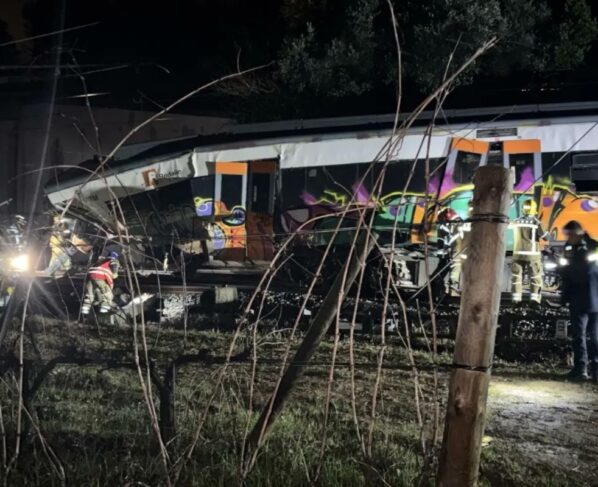 Imagem colorida mostra trem após descarrilar na Espanha - Metrópoles