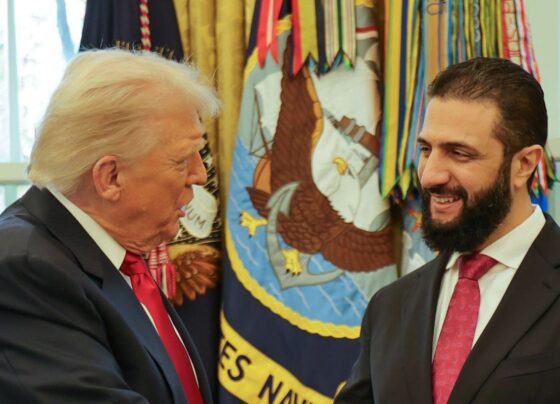 Imagem colorida encontro do presidente norte-americano Donald Trump com o novo líder sírio, Ahmed al-Sharaa, na Casa Branca - Metrópoles