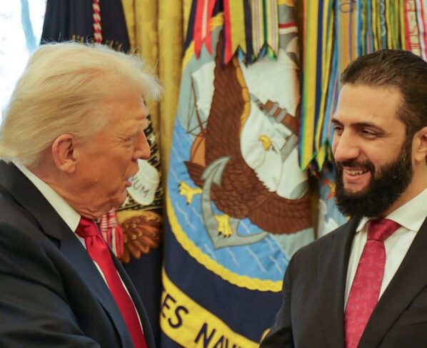 Imagem colorida encontro do presidente norte-americano Donald Trump com o novo líder sírio, Ahmed al-Sharaa, na Casa Branca - Metrópoles