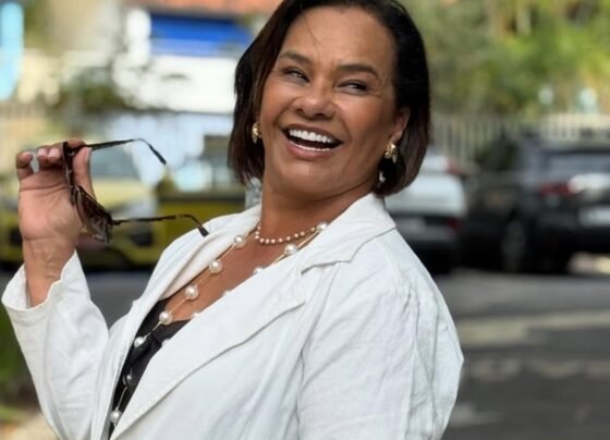 Solange Couto posa sorridente e de look verde para o Instagram