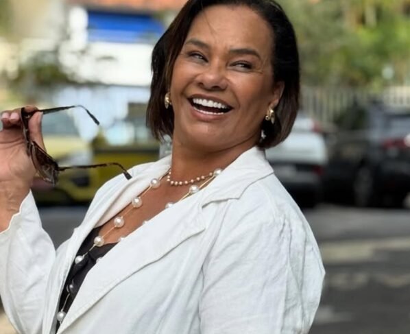 Solange Couto posa sorridente e de look verde para o Instagram