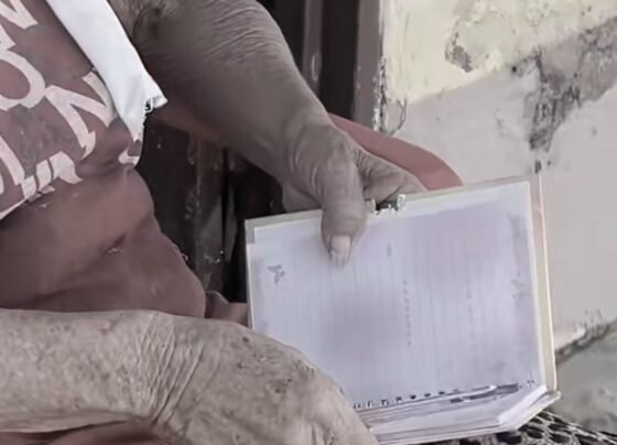 foto colorida de idosa que vende fofocas