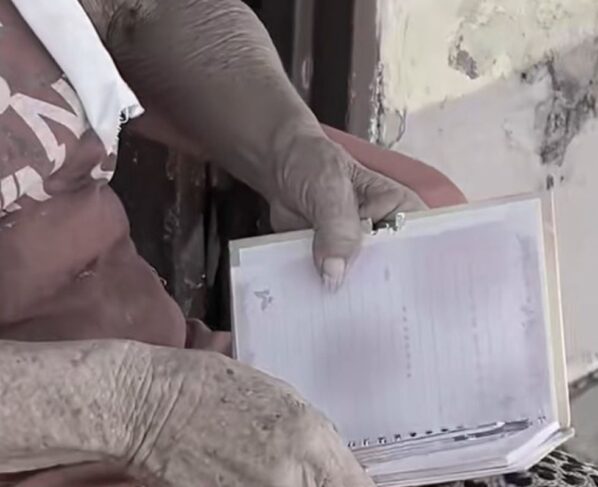 foto colorida de idosa que vende fofocas