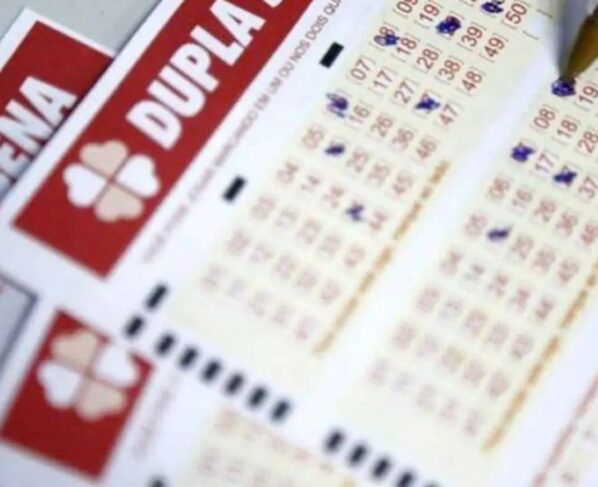 Imagem colorida mostra volante de aposta da Dupla Sena - Metrópoles