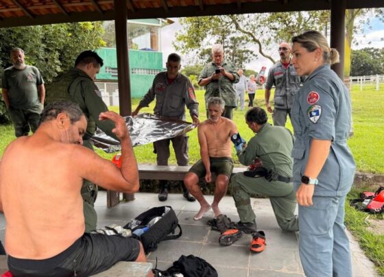 Imagem colorida mostra resgate de ciclistas perdidos na mata. Metrópoles