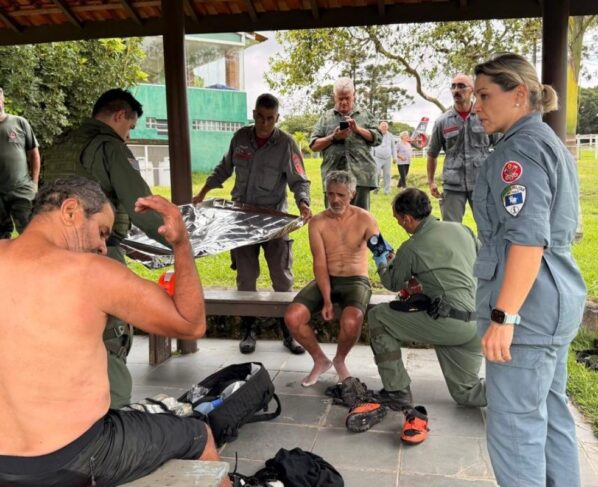 Imagem colorida mostra resgate de ciclistas perdidos na mata. Metrópoles