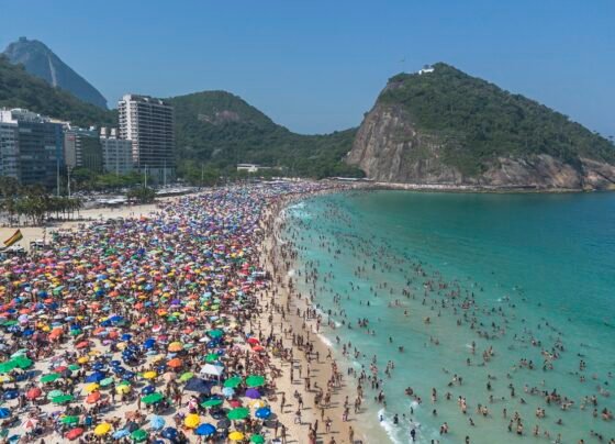 Praia em um dia ensolarado / Praia do Leme - Rio de Janeiro - Brasil. Dia quente, 40 graus Celsius, calor extremo