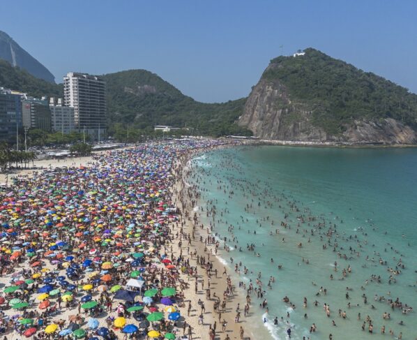 Praia em um dia ensolarado / Praia do Leme - Rio de Janeiro - Brasil. Dia quente, 40 graus Celsius, calor extremo