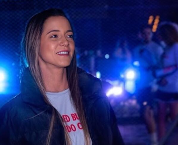 Foto de mulher loira de perfil - Metrópoles