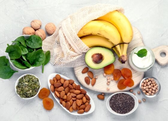 Foto de alimentos com magnésio, incluindo banana, abacate, ovos e oleaginosas - Metrópoles