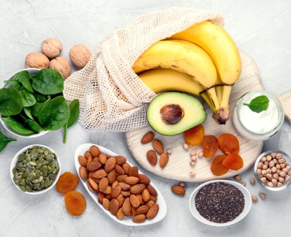 Foto de alimentos com magnésio, incluindo banana, abacate, ovos e oleaginosas - Metrópoles