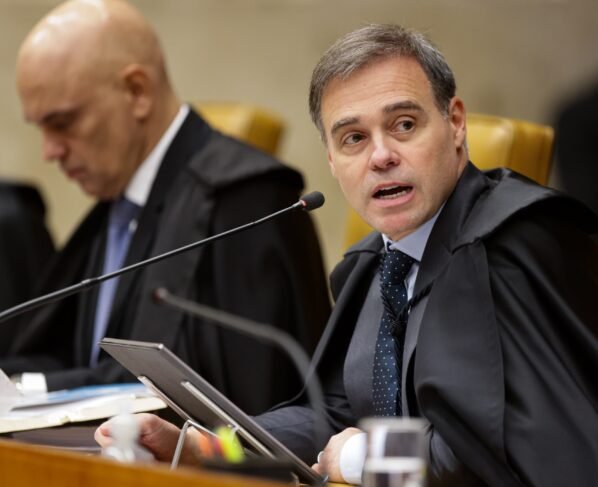 Imagem colorida do ministro André Mendonça