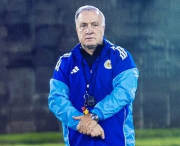 Após vaga histórica, treinador deixa Curaçao meses antes da Copa - destaque galeria