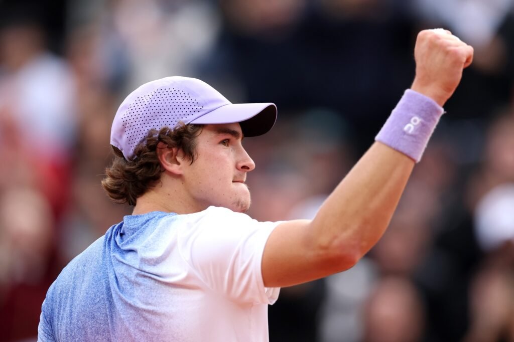Foto colorida de João Fonseca, tenista brasileiro em Roland Garros - Metrópoles