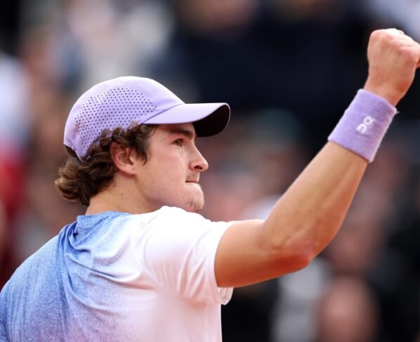 Foto colorida de João Fonseca, tenista brasileiro em Roland Garros - Metrópoles