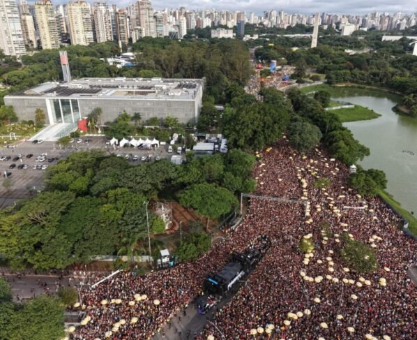 Bloco Navio Pirata leva convidados especiais e faz Ibirapuera “tremer” - destaque galeria