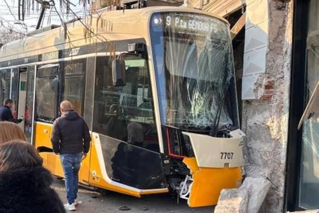 Bonde descarrila em Milão e deixa ao menos um morto e 30 feridos - destaque galeria