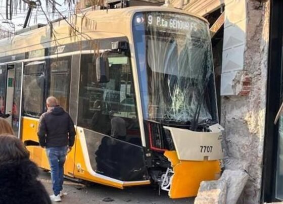 Bonde descarrila em Milão e deixa ao menos um morto e 30 feridos - destaque galeria