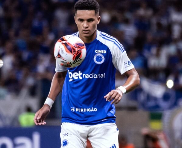 Borussia Dortmund chega a acordo com Cruzeiro por lateral-esquerdo - destaque galeria