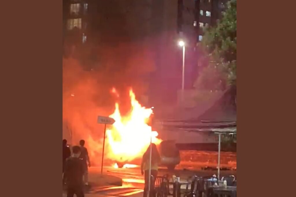 Fogo em veículo parado em via - Metrópoles