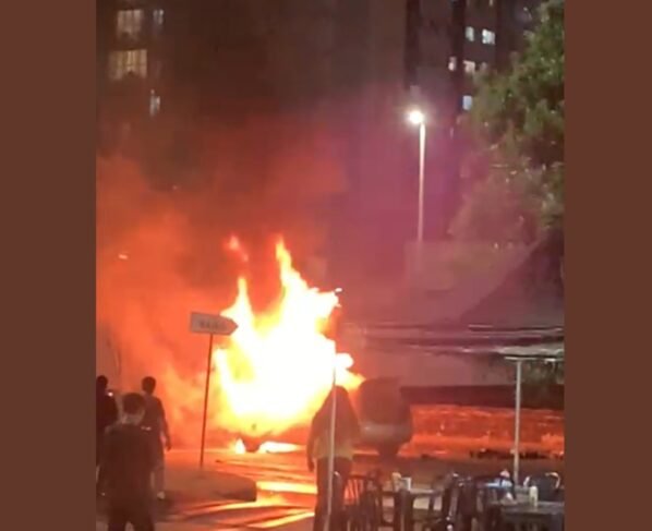 Fogo em veículo parado em via - Metrópoles