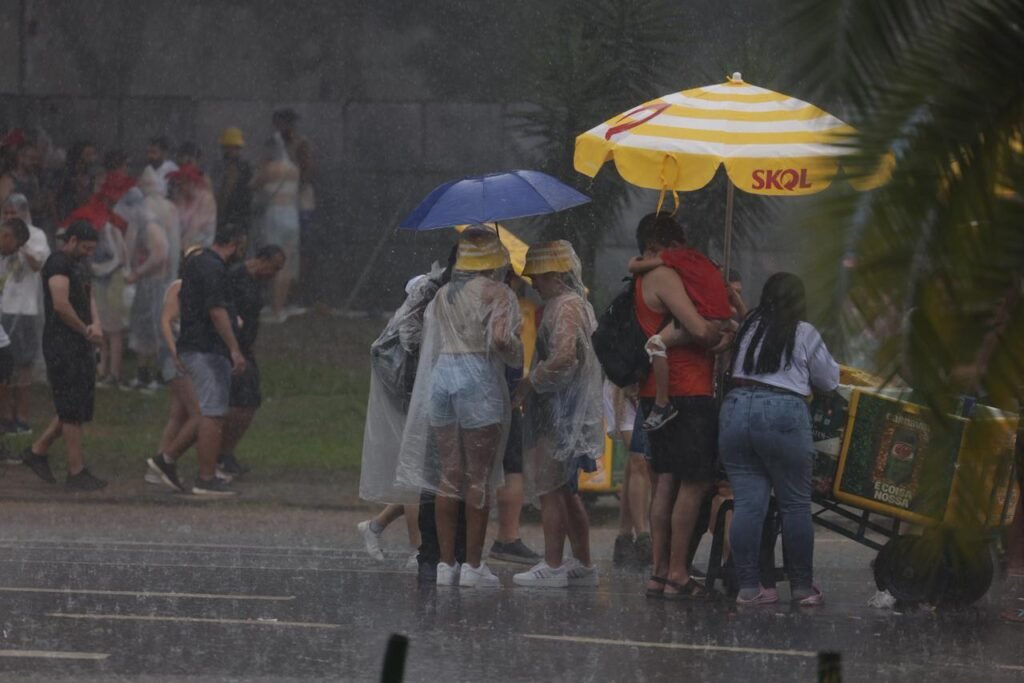 Chuva forte atinge a concentração do bloco de Alceu Valença no Parque Ibirapuera, durante o pré-Carnaval de São Paulo.