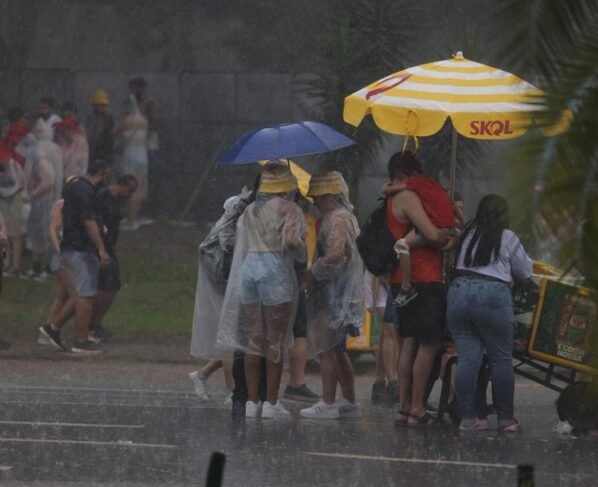 Chuva forte atinge a concentração do bloco de Alceu Valença no Parque Ibirapuera, durante o pré-Carnaval de São Paulo.