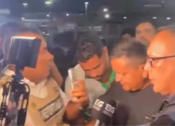 Foto colorida de comandante de lancha que naufragou no Amazonas sendo detido pela polícia - Metrópoles