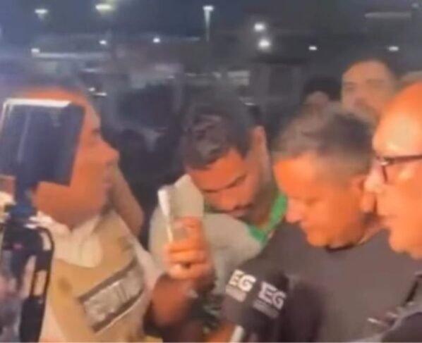 Foto colorida de comandante de lancha que naufragou no Amazonas sendo detido pela polícia - Metrópoles