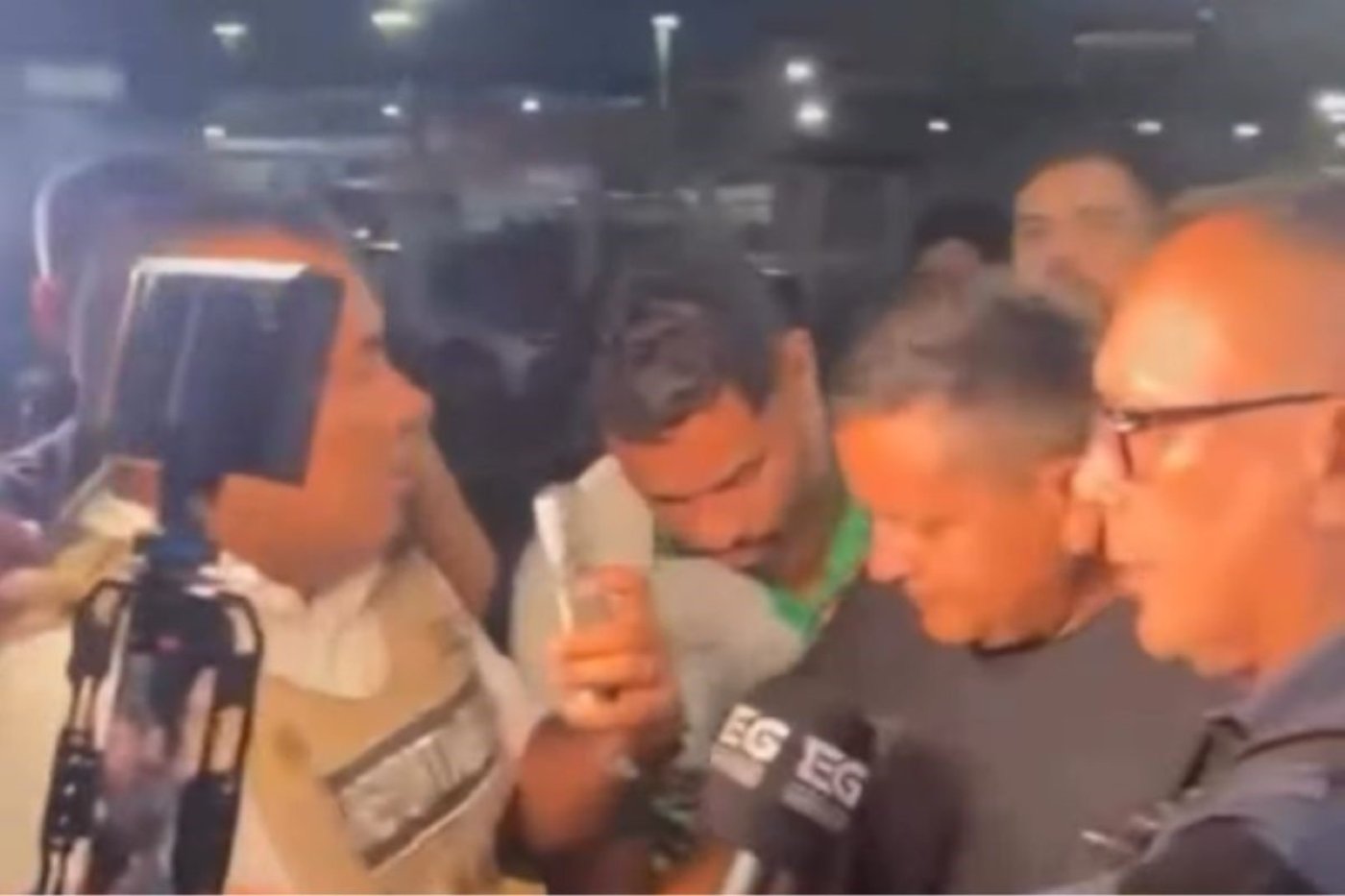 Foto colorida de comandante de lancha que naufragou no Amazonas sendo detido pela polícia - Metrópoles