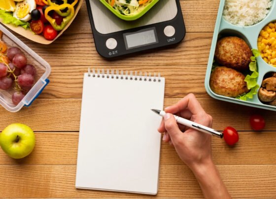 Frutas e verduras sendo porcionadas