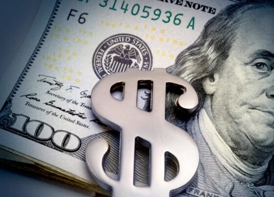 Imagem de uma nota de dólar com um cifrão sobre ela - Metrópoles