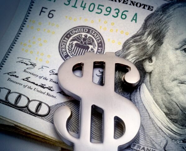 Imagem de uma nota de dólar com um cifrão sobre ela - Metrópoles
