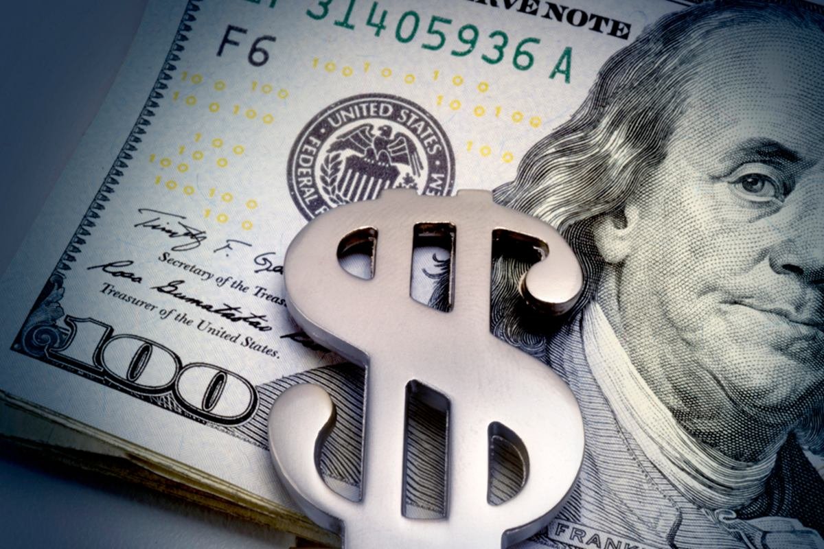 Imagem de uma nota de dólar com um cifrão sobre ela - Metrópoles