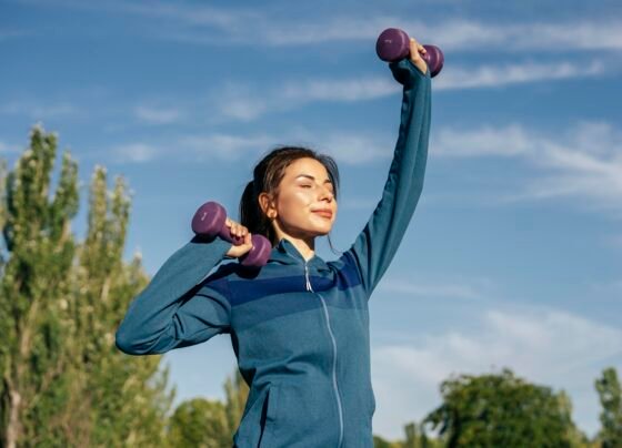 Foto em plano médio mostra mulher praticando atividade física. Metrópoles