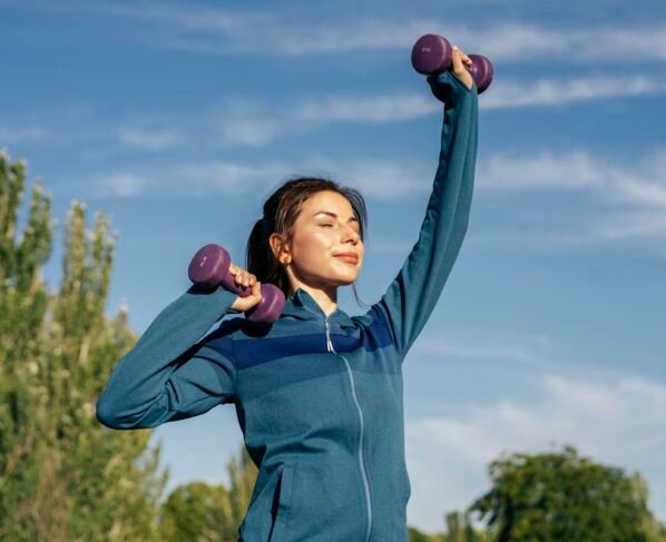 Foto em plano médio mostra mulher praticando atividade física. Metrópoles