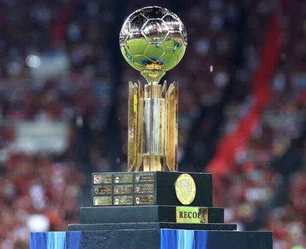 Imagem colorida do troféu da Recopa Sul-Americana- Metrópoles