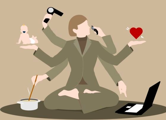 Ilustração colorida de mulher com seis braços, sobrecarregada de tarefas - Metrópoles.