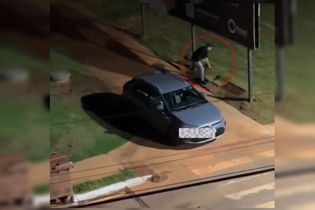 homem-roubando-grama