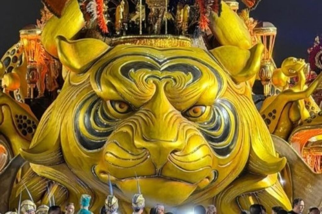 Imagem mostra desfile - Metrópoles