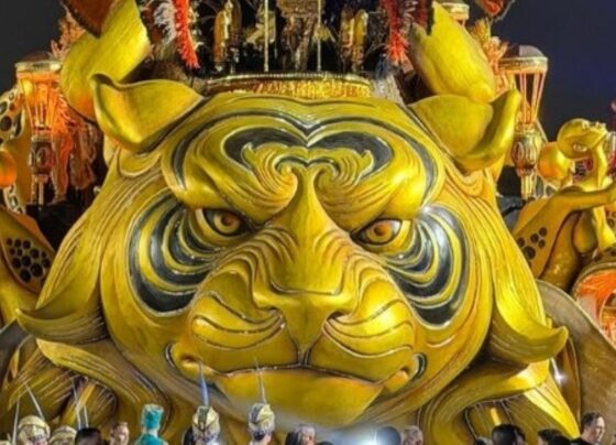 Imagem mostra desfile - Metrópoles