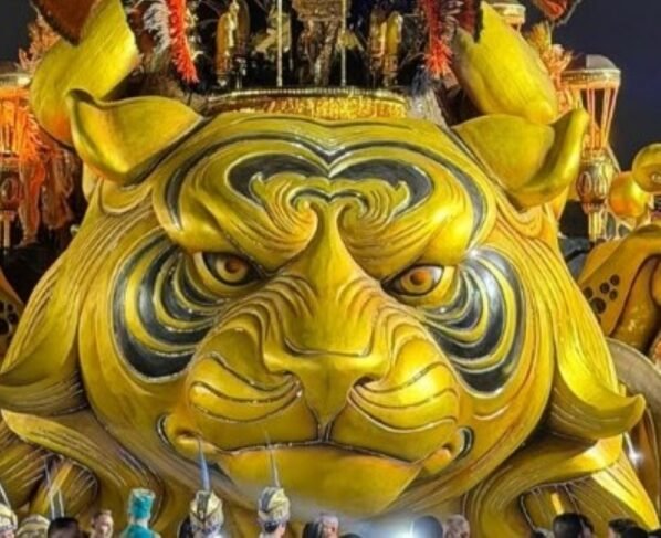 Imagem mostra desfile - Metrópoles