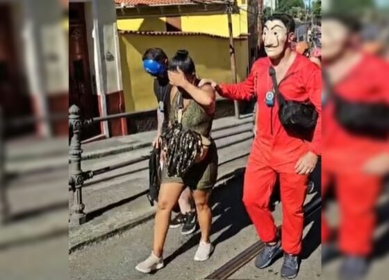 Imprensa internacional repercute ação de policiais fantasiados no Rio - destaque galeria