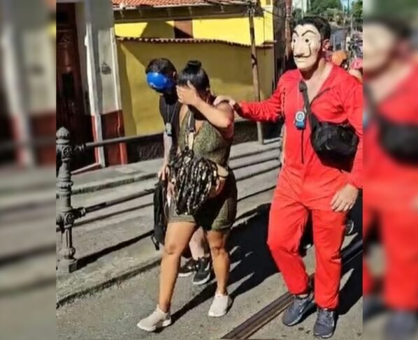 Imprensa internacional repercute ação de policiais fantasiados no Rio - destaque galeria