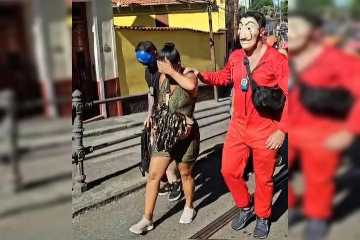 Imprensa internacional repercute ação de policiais fantasiados no Rio - destaque galeria