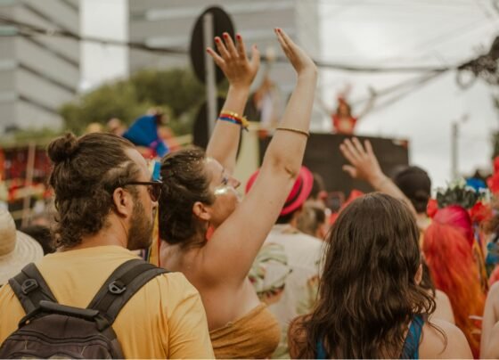 Foto colorida de pessoas na rua comemorando o Carnaval - InfoGripe, programa do SUS, alerta para cuidados no Carnaval - Metrópoles