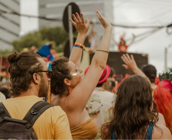 Foto colorida de pessoas na rua comemorando o Carnaval - InfoGripe, programa do SUS, alerta para cuidados no Carnaval - Metrópoles
