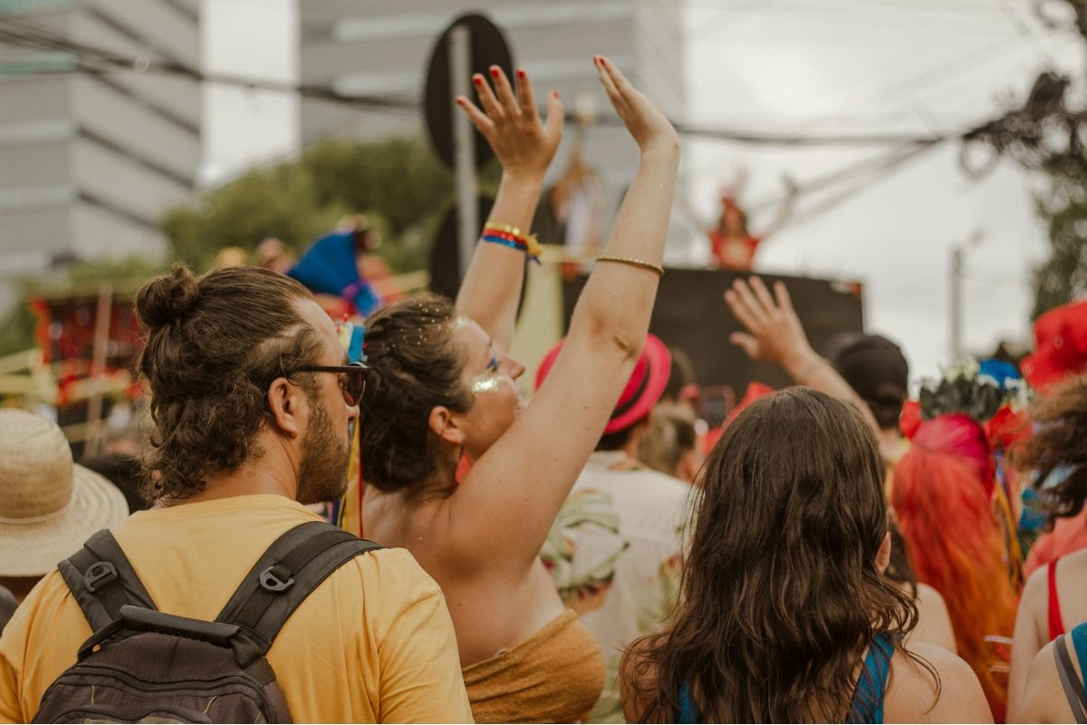 Foto colorida de pessoas na rua comemorando o Carnaval - InfoGripe, programa do SUS, alerta para cuidados no Carnaval - Metrópoles