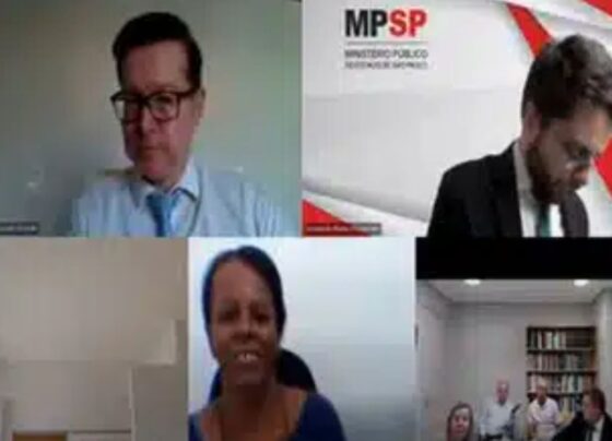 Imagem colorida mostra julgamento onde juiz confundiu deformidade facial de testemunha com risadas - Metrópoles