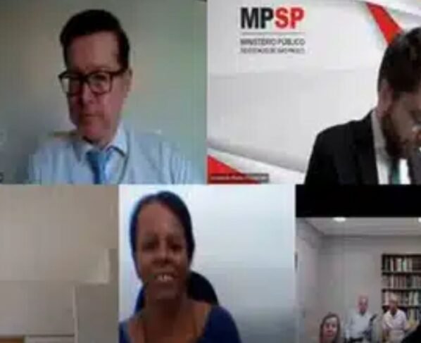 Imagem colorida mostra julgamento onde juiz confundiu deformidade facial de testemunha com risadas - Metrópoles